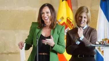 La alcaldesa de Jerez tras Rocío Díaz.