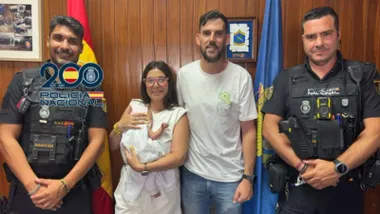 Dos agentes de la Policía Nacional que asistieron en el parto de Jimena.