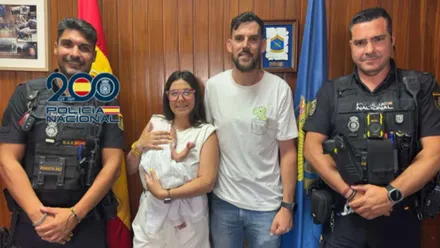 Dos agentes de la Policía Nacional que asistieron en el parto de Jimena.