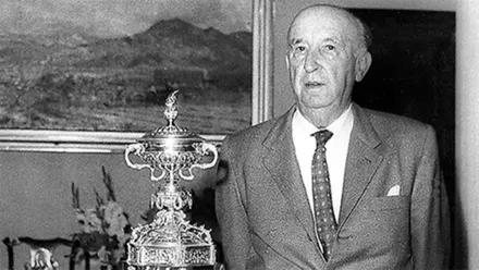 José León de Carranza posa junto al Trofeo Ramón de Carranza, al que, como el estadio, le puso el nombre de su padre. Foto: Cementerio Mancomunado Bahía de Cádiz.