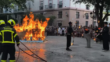 Momento de la quema del juanillo en 'La Negrita', con los bomberos y animación. Foto: José Luis Porquicho Prada.