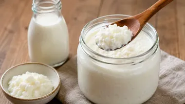 Tarro con kéfir, es de color blanco.