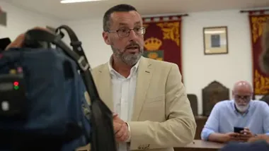Juan Franco, alcalde de La Línea, con chaqueta color crema.
