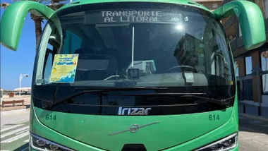 Autobús verde con un letrero que indica Barbate.