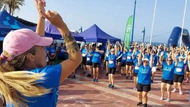 Personas de azul en la marcha contra el cáncer de Chiclana.