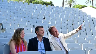 La teniente de alcalde de Cultura, Maite González, el alcalde de Cádiz, Bruno García, y el teniente de alcalde de Urbanismo, José Manuel Cossi, permanecen sentados en las nuevas gradas del Teatro José María Pemán durante la presentación de la reapertura del recinto cultural. Al fondo se aprecia parte de la estructura renovada del espacio escénico del Parque Genovés.