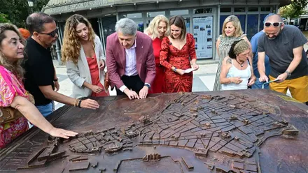 Alberto Ríos, director de la ONCE en Cádiz, explora la nueva maqueta accesible presentada este viernes por el Ayuntamiento. Foto: Eulogio García.