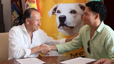 El alcalde de Chiclana estrecha la mano del representante de Total Animal Services Paraiso SL (La Luna), Edgar Martínez.