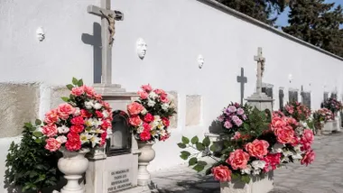 Tumbas del Cementerio y máscaras en la pared encalada.