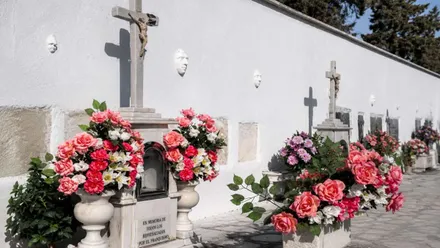 Tumbas del Cementerio y máscaras en la pared encalada.