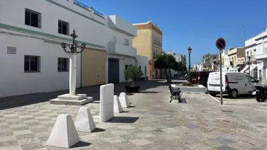 Monolito de color blanco en una plaza de Rota donde se pondrá la placa.
