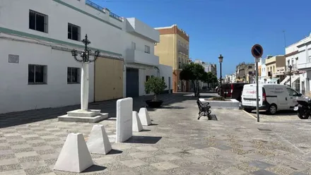 Monolito de color blanco en una plaza de Rota donde se pondrá la placa.