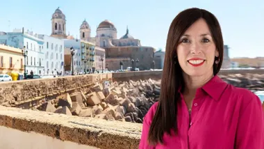 Composición con Miriam del Río sonriente con una camisa rosa y de fondo la Catedral de Cádiz.
