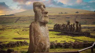 Moái en Isla de Pascua, al fondo un grupo de estas mismas estatuas.