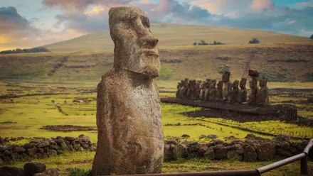 Moái en Isla de Pascua, al fondo un grupo de estas mismas estatuas.