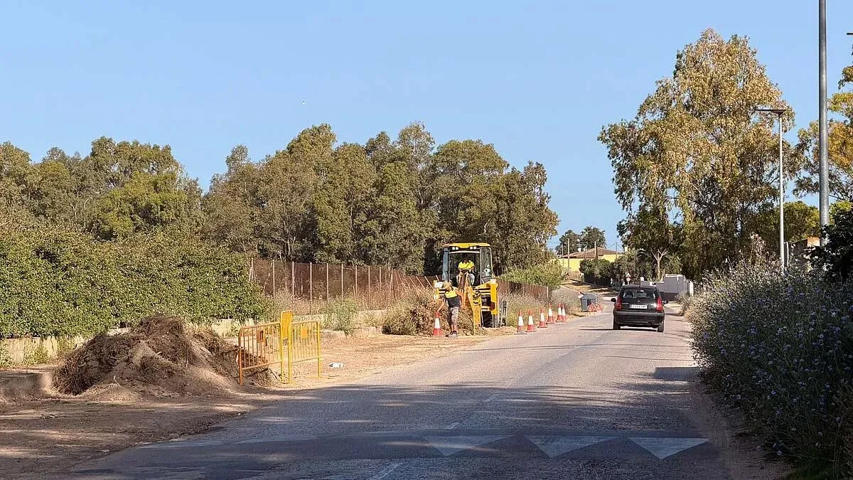 Maquinaría de color amarillo trabajando en la carretera de Molino Nuevo.