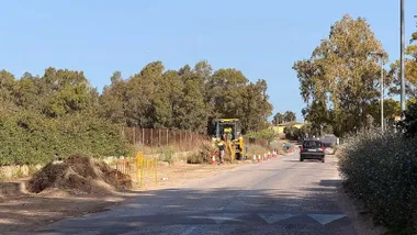 Maquinaría de color amarillo trabajando en la carretera de Molino Nuevo.