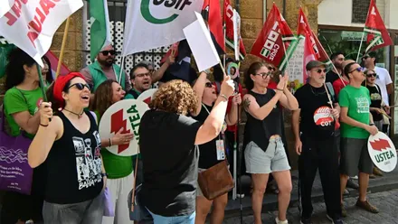 Docentes participan en una concentración frente al edificio de la Delegación Territorial de Educación en Cádiz. Los asistentes permanecen agrupados en la entrada principal durante una protesta convocada por la Junta de Personal Docente para denunciar la falta de recursos en la Formación Profesional, el aumento de la burocracia y la necesidad de reforzar la oferta pública de FP.
