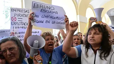 Momento de la protesta de la plantilla del servicio de limpieza de dependencias municipales de Cádiz de este jueves 4 de junio. Foto: Eulogio García.