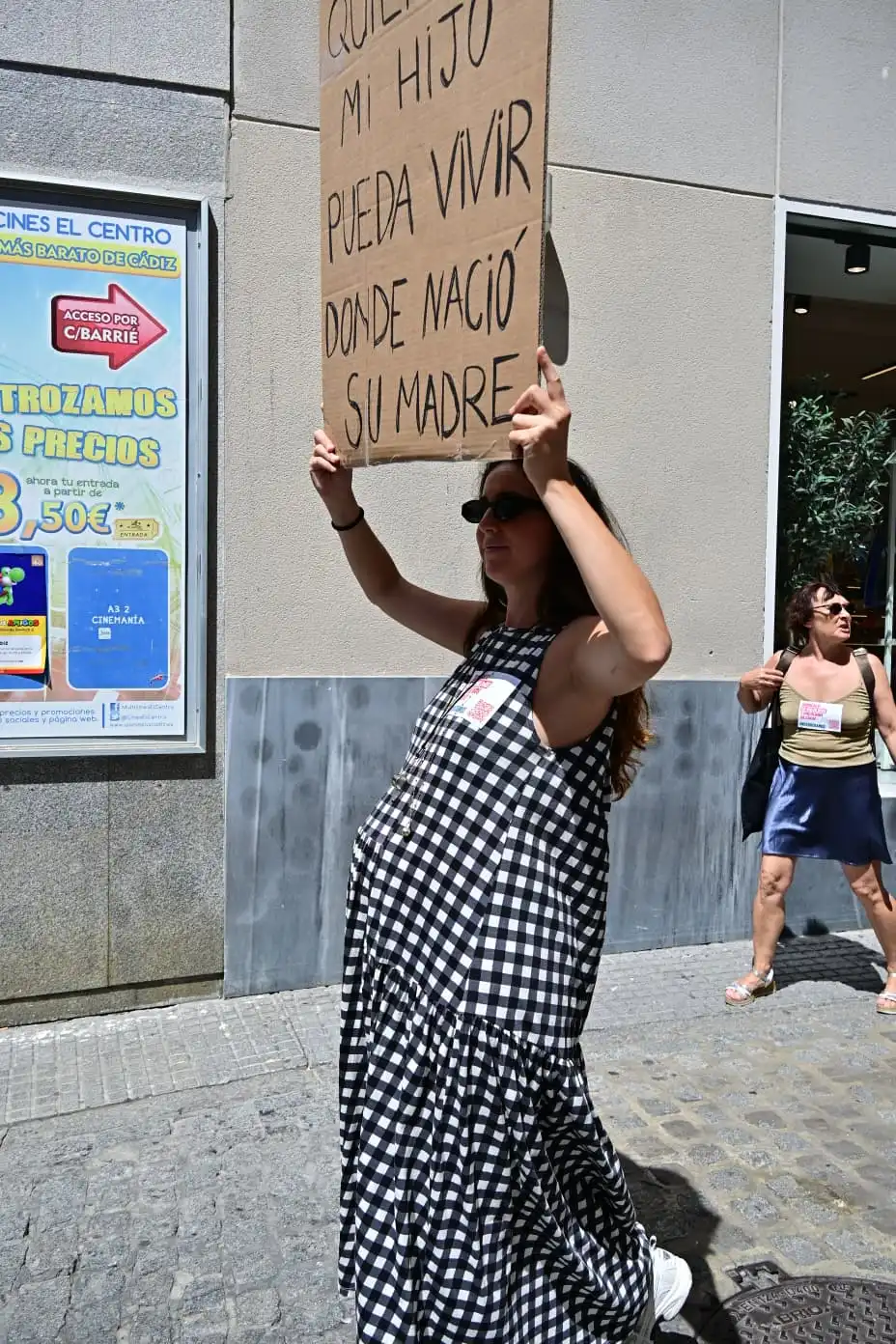 Una mujer embarazada reivindica que su hijo pueda vivir en la ciudad donde nació su madre. Foto: Eulogio García.