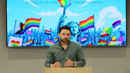 Delegado presentando los actos del Orgullo en Rota.