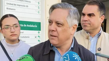 Oscar Torres atiende a los medios en la puerta del Hospital Puerta del Mar.