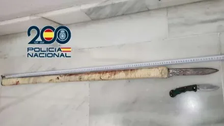 Navaja y palo con cuchillo intervenido al detenido.