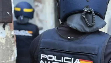 Dos agentes de la Policía Nacional con cascos y protecciones.