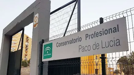 Valla de entrada con el cartel de Conversatorio Profesional Paco de Lucía, en Algeciras.