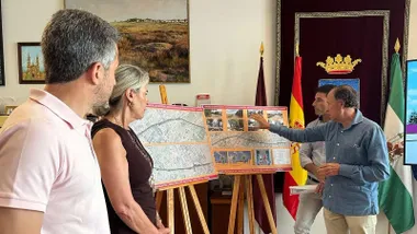 Concejales y el alcalde explicando Pago Humo sobre una pizarra.