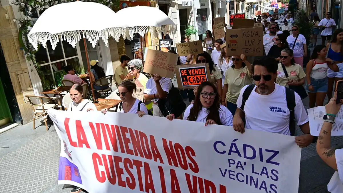 Cabecera de la manifestación convocada por el Sindicato de Inquilinas de Cádiz. Foto: Eulogio García