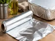 La OCU desmonta uno de los mitos más extendidos sobre el papel de aluminio: no es tóxico por este motivo