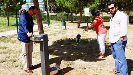 El alcalde de Chiclana junto a dos personas más y un perrito en el nuevo parque canino de Chiclana.