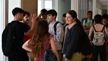 Un grupo de estudiantes conversan a la salida de uno de los exámenes de esta PAU 2026. Foto: Eulogio García.