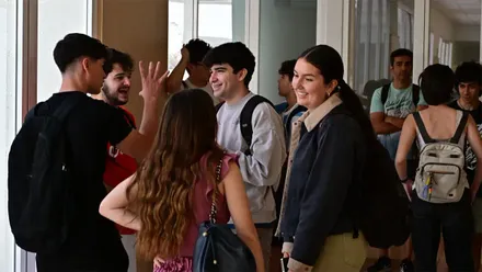 Un grupo de estudiantes conversan a la salida de uno de los exámenes de esta PAU 2026. Foto: Eulogio García.