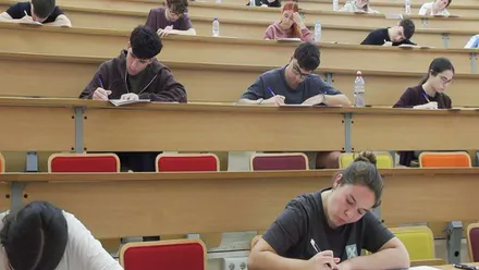 Alumnas y alumnos examinándose de la PAU.