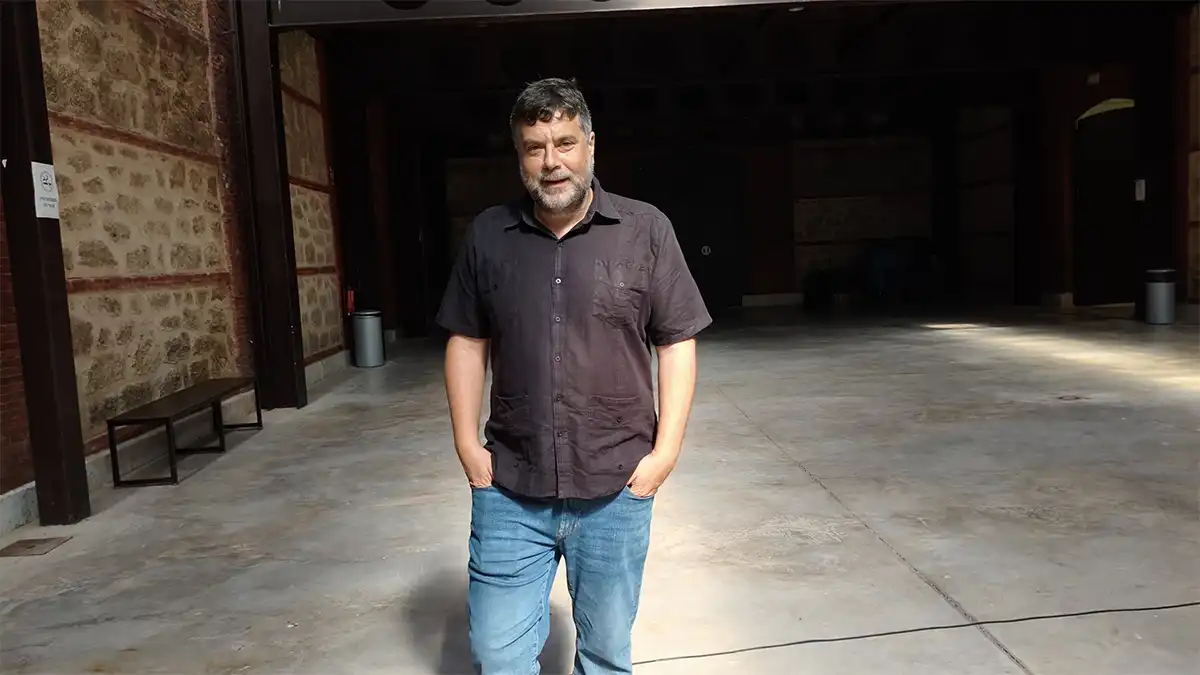 Pepe Baena, en los Depósitos de Tabaco antes de que se realizara la rueda de prensa en la que se le anunció como autor dle cartel del Caraval 2027. Foto: Eulogio García.