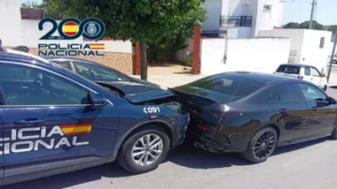 Coche de la Policía Nacional empotrado en la parte trasera un coche negro.