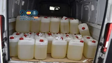 Interior de una furgoneta cargadas de garrafas de gasolina.