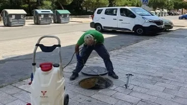 Hombre habré la tapadera de una alcantarilla en Puerto Real.