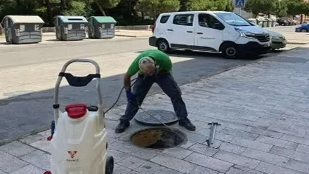 Hombre habré la tapadera de una alcantarilla en Puerto Real.
