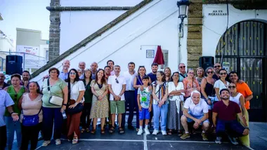 Foto de familia tras el descubrimiento de la placa que da nombre a la Plazuela Enrique Carril.