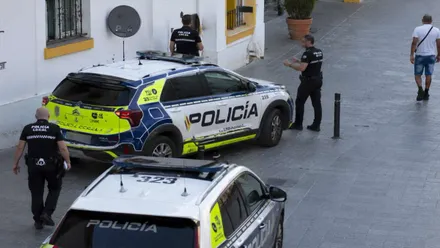 Coches y agentes de la Policía Local de El Puerto en una intervención.