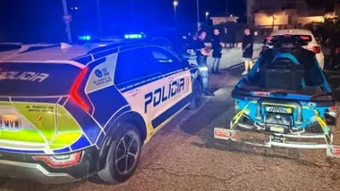 Policías locales de El Puerto junto a los propietarios de una moto de agua.