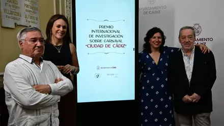Foto de familia de los participantes en la presentación del nuevo Premio Internacional de Investigación sobre Carnaval 'Ciudad de Cádiz'. La iniciativa, impulsada por el Ayuntamiento de Cádiz, la Universidad de Cádiz y el Aula de Cultura del Carnaval, busca convertir a la ciudad en un referente internacional en el estudio de la fiesta.