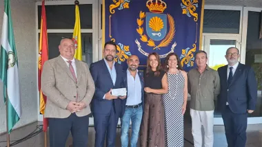 Representantes de la Zona Franca de Cádiz recogen el premio concedido al equipo decanal de la Facultad de Ciencias Ambientales y del Mar de la Universidad de Cádiz.