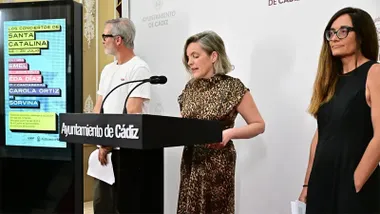La teniente de alcalde de Cultura del Ayuntamiento de Cádiz, Maite González, comparece durante la presentación de la programación musical de verano de 2026. El ciclo incluye ocho conciertos gratuitos repartidos entre el Castillo de Santa Catalina y el ECCO, con un homenaje especial a Manuel de Falla por el 150 aniversario de su nacimiento.