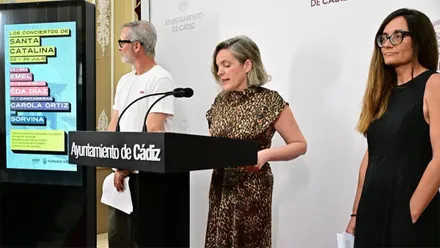 La teniente de alcalde de Cultura del Ayuntamiento de Cádiz, Maite González, comparece durante la presentación de la programación musical de verano de 2026. El ciclo incluye ocho conciertos gratuitos repartidos entre el Castillo de Santa Catalina y el ECCO, con un homenaje especial a Manuel de Falla por el 150 aniversario de su nacimiento.