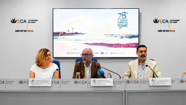 Gonzalo Sánchez Gardey, vicerrector de Sostenibilidad y Cultura de la Universidad de Cádiz, interviene durante la presentación de los Cursos de Verano de Cádiz. Sentados junto a él aparecen representantes del Ayuntamiento de Cádiz y de la Diputación Provincial en una mesa institucional.