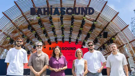 La alcaldesa de San Fernando, Patricia Cavada, y de promotor del ciclo, Omar Osuna y varios de los artistas que forman parte de la programación de Bahía Sound 2026 durante la presentación oficial.